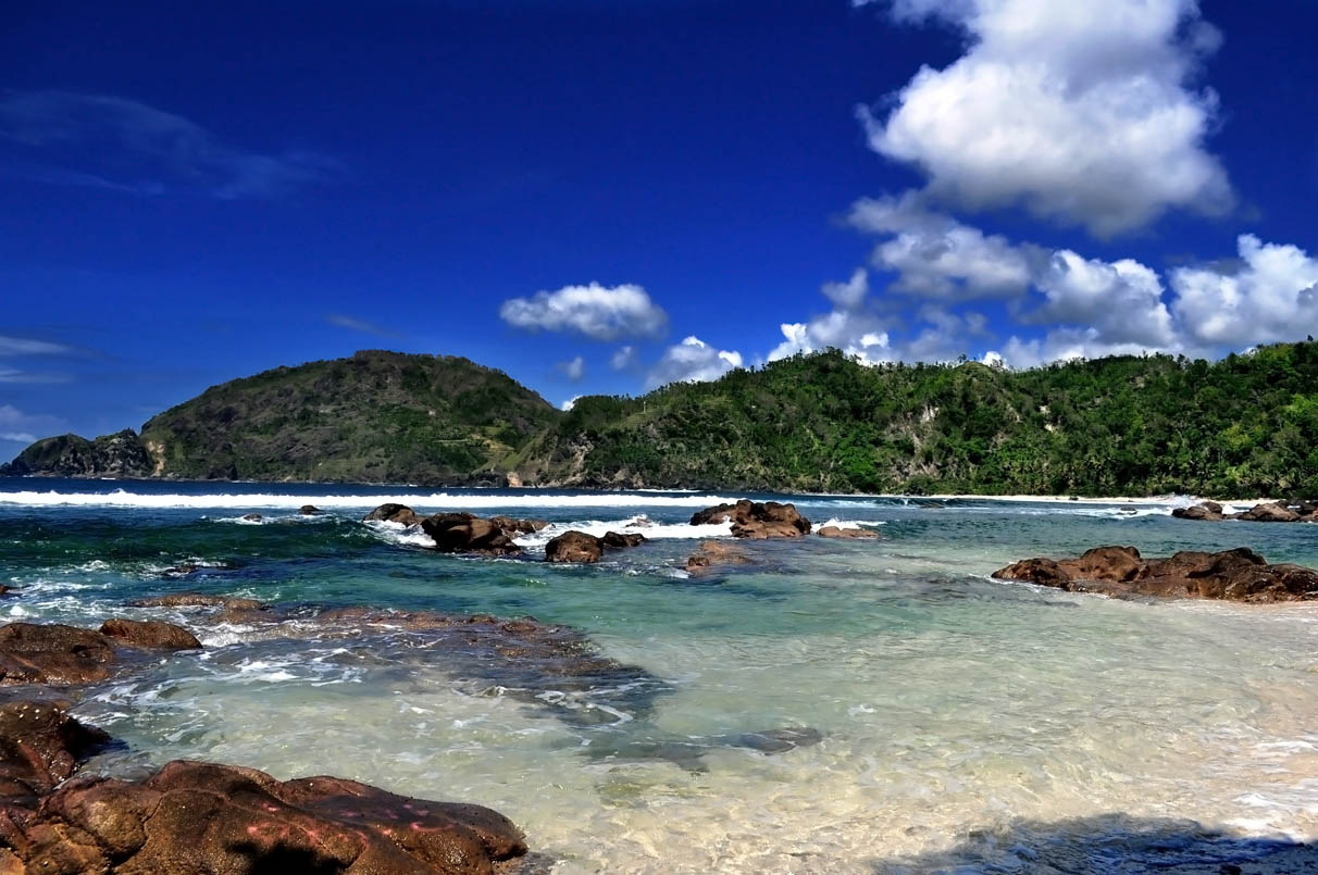 “Eksotisme Pantai Wediombo: Harmoni Pasir Putih dan Tebing Karang di Gunung Kidul”