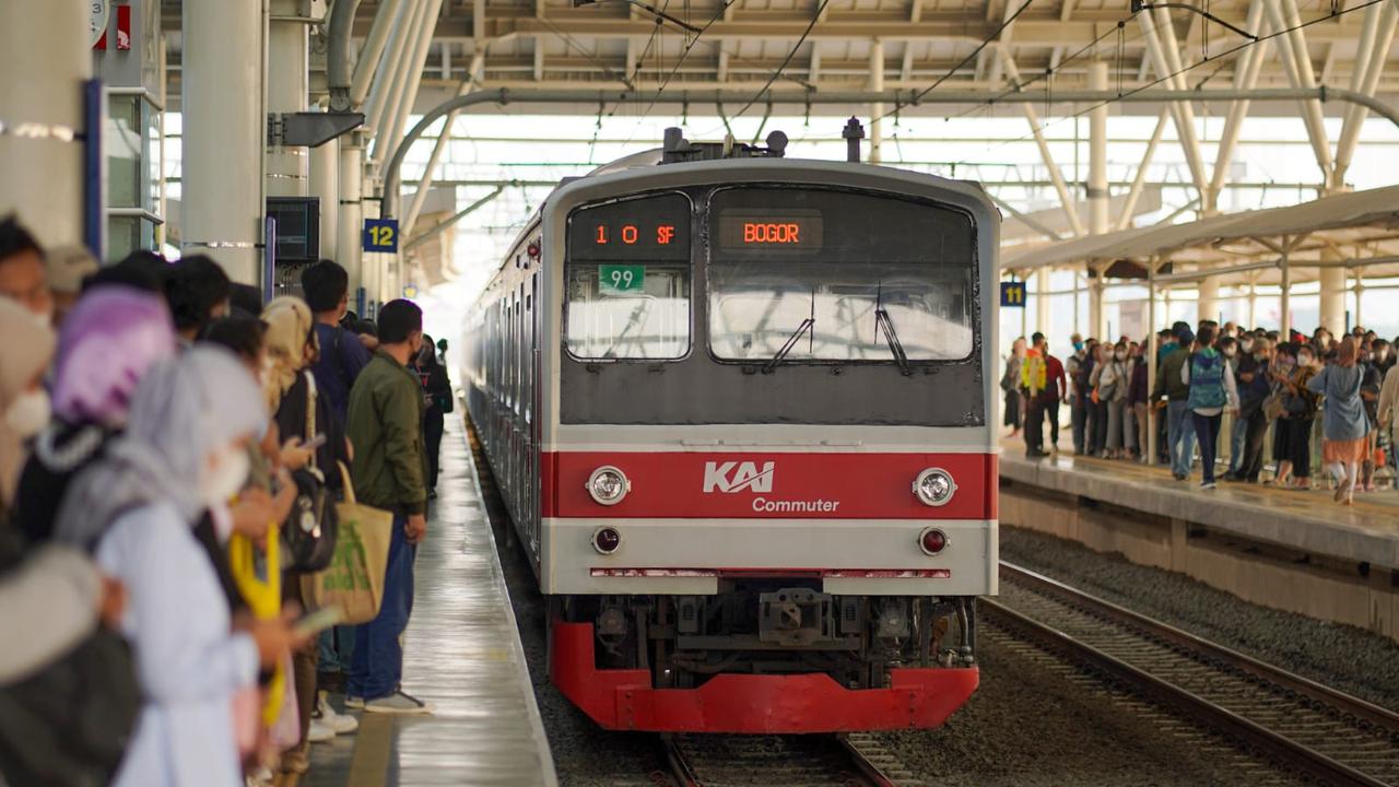Layanan KRL Rangkasbitung Pulih Setelah Banjir, Perjalanan Masih Dibatasi Kecepatan