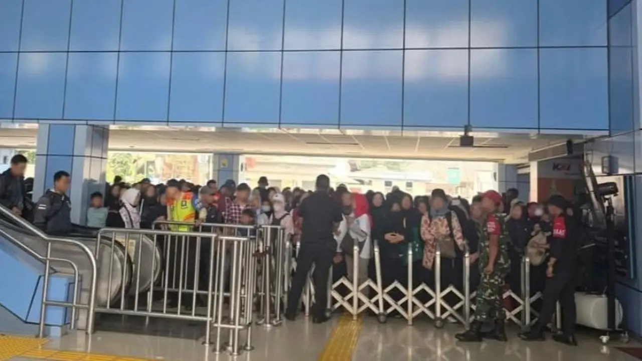 Gangguan Perjalanan KRL Picu Kepadatan Penumpang di Stasiun Juanda
