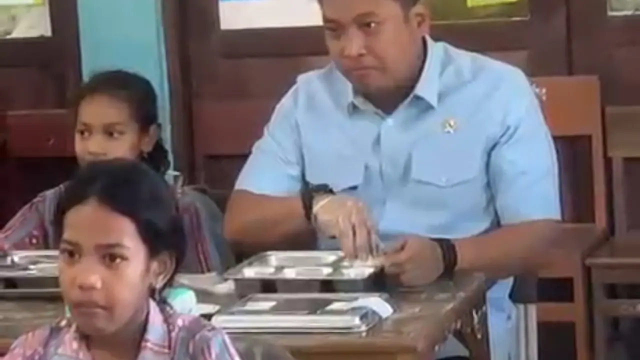 Kepala BGN Sudaryono Santap MBG Bersama Siswa di Kupang, Pastikan Gizi dan Keamanan Makanan