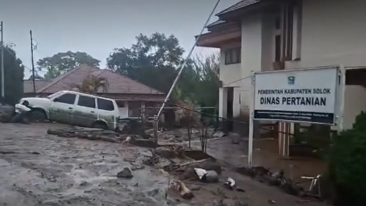Hujan Intensitas Tinggi Picu Banjir Bandang Solok, Material dari Perbukitan Tutup Jalur Utama