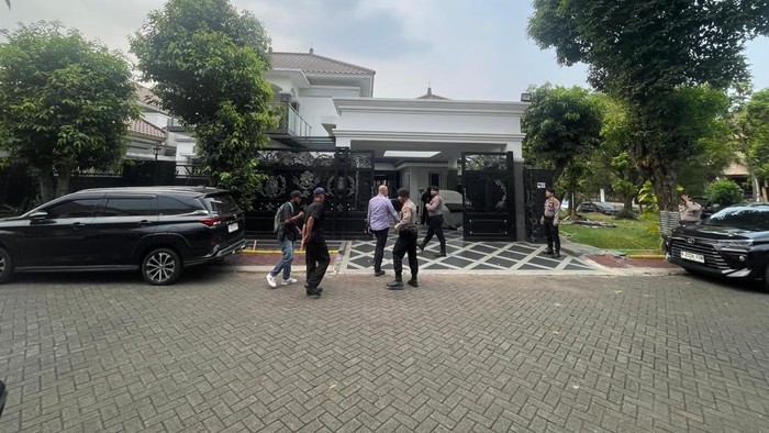 KPK Geledah Rumah Mewah di Depok, Penyidikan Kasus Suap Proyek Bupati Bekasi Ade Kuswara Dikembangkan
